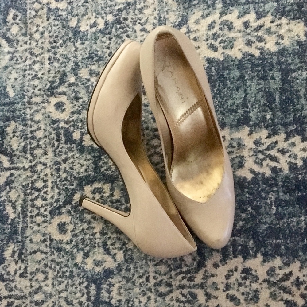 Nude Tahari pumps